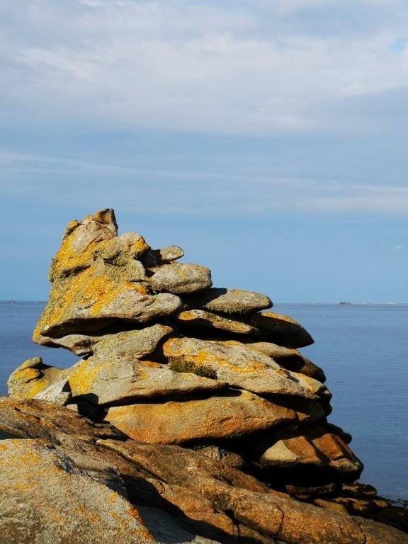 Entouré des ses rochers